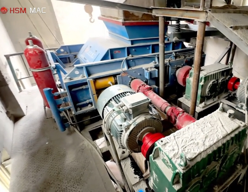 洛陽金礦用對輥破碎機(jī)破碎現(xiàn)場華盛銘重工